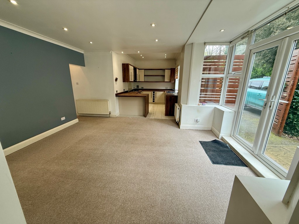 Lot: 1 - WELL PRESENTED TWO-BEDROOM FLAT WITH GARDEN AND PARKING - Living room and kitchen